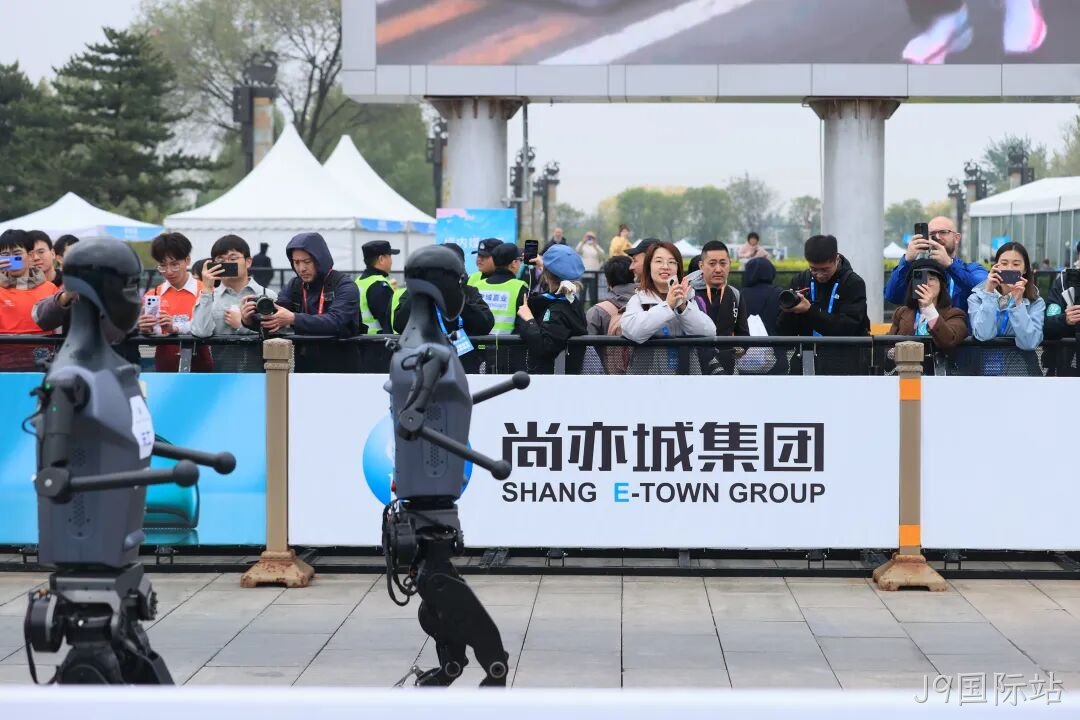 全球首个，人形机器人“跑团”在亦庄！2025北京亦庄半程马拉松暨人形机器人半程马